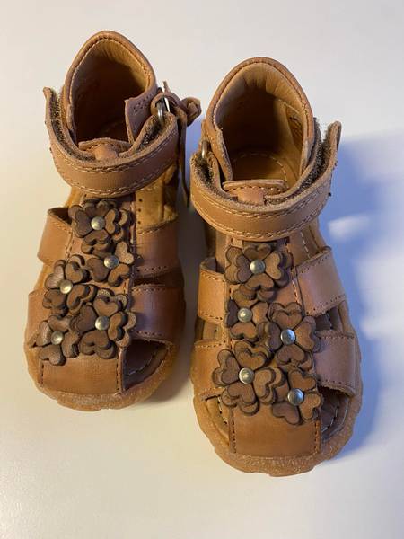 Bisgaard, brune sandaler med blomster