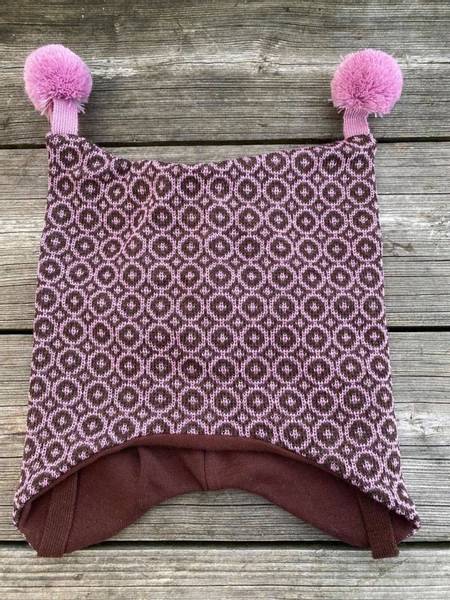 Kivat, brun/rosa mosaikk knytelue i ull med rosa dusker